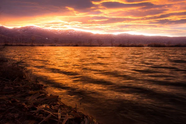 Оранжевый Закат Над Горами Озером — стоковое фото