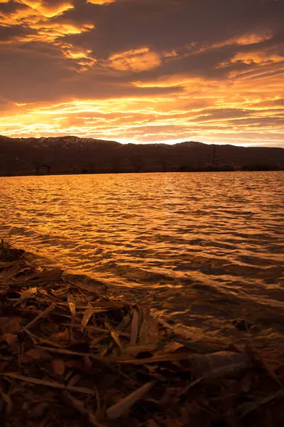 Оранжевый Закат Над Горами Озером — стоковое фото