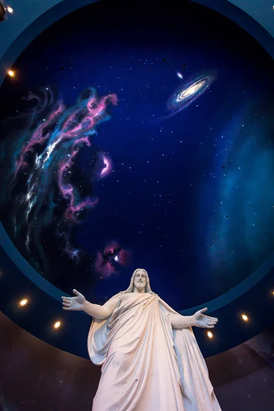 Bir Christus heykeline bakıyorum.