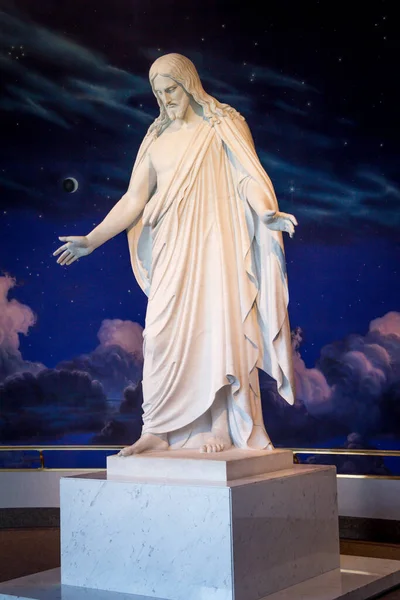 Büyük bir Christus heykeli