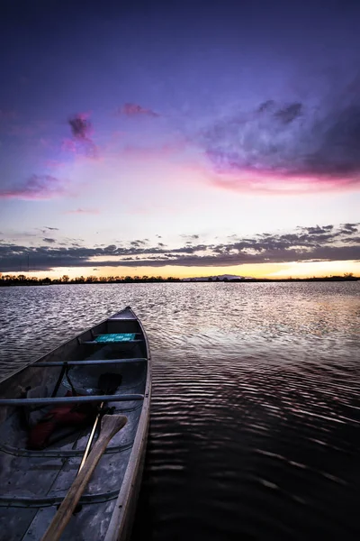 Una Canoa Sentada Agua Con Una Hermosa Puesta Sol Sobre — Foto de Stock