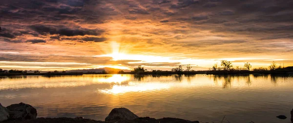Красивая Панорама Заката Над Озером — стоковое фото