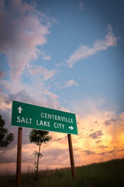Salt Lake 'e giden sokak tabelası