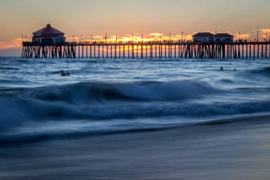 Gün batımında okyanusta iskele