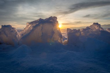 Düşük açılı buz gölü üzerinde sürükleniyor. Güneş buzun üzerinden yükseliyor.