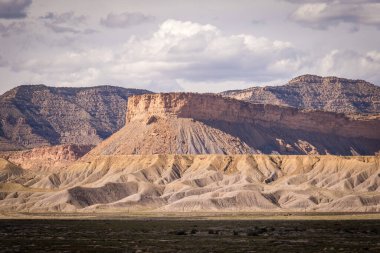 Çöl Dağları Bulutlu Gökyüzü