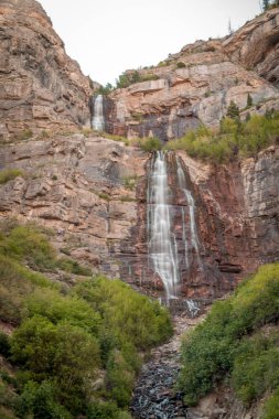 Yazın iki katlı şelale
