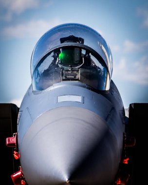 Savaş uçağının ön burnu ve kokpiti