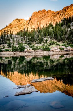 Güzel bir gün batımında Dağ Gölü