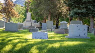 Gündüzleri mezarlıkta mezar taşları