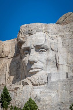 Başkan Abraham Lincoln 'ün büstü Borglum' u Rushmore Dağı 'ndaki Güney Dakota' nın Black Hills 'ine kazıdı.