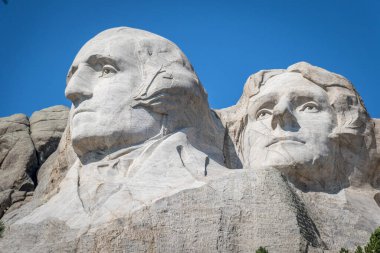 Başkan George Washington ve Başkan Thomas Jefferson 'ın büstü Borglum' u Rushmore Dağı 'ndaki Güney Dakota' nın Kara Tepeleri 'ne oydular.