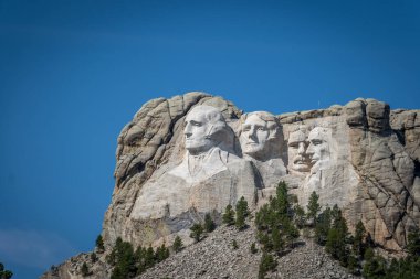 Başkanlar George Washington, Thomas Jefferson, Teddy Theodore Roosevelt ve Abraham Lincoln 'ün baskınları Güney Dakota' daki Rushmore Dağı 'nda Borglum' u oydular.
