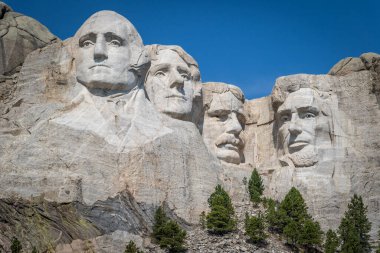 Başkanlar George Washington, Thomas Jefferson, Teddy Theodore Roosevelt ve Abraham Lincoln 'ün baskınları Güney Dakota' daki Rushmore Dağı 'nda Borglum' u oydular.