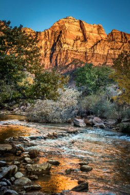 Zion Ulusal Parkı, Utah 'ta gün batımında Virgin Nehri' nin üzerindeki köprü dağı.