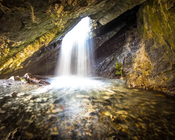 Cascata Che Passa Attraverso Buco Nella Grotta — Foto Stock