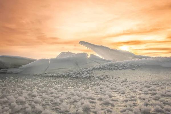 Низький Кут Дрейфу Льоду Озері Сонцем Піднімається Над Крижаним Краєм — стокове фото