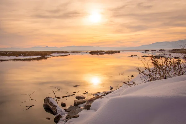 Hermoso Atardecer Sobre Lago Durante Invierno — Foto de Stock
