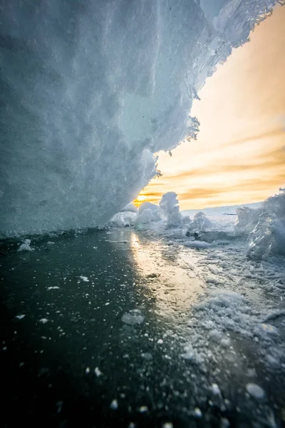 Sob Uma Grande Deriva Gelo Angular Lago Pôr Sol — Fotografia de Stock