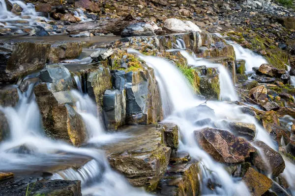 Lange Freisetzung Von Wasser Das Felsen Hinunterfließt — Stockfoto