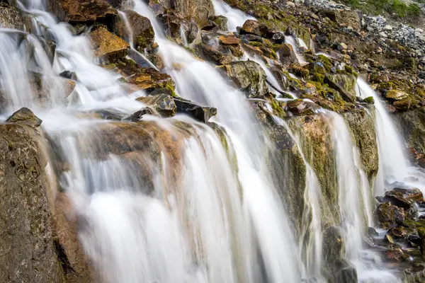 Lange Belichtung Des Wasserfalls Der Felsen Hinunterfließt — Stockfoto