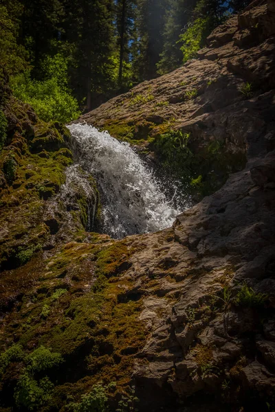 Une Chute Eau Tombant Dans Trou Dans Les Rochers — Photo