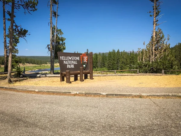 イエローストーン国立公園の木の入り口の標識 — ストック写真