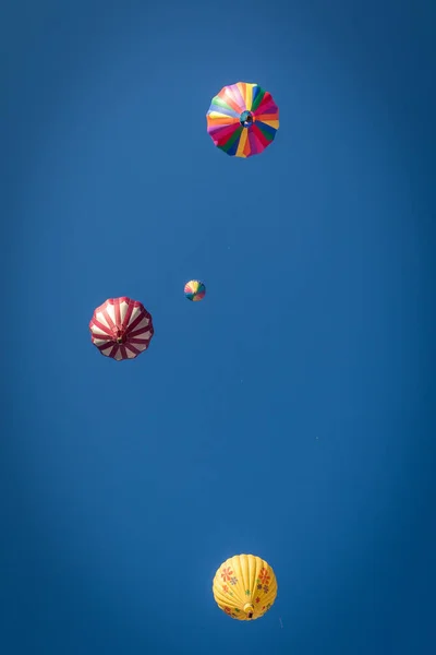 Hledání Modrém Nebi Horkovzdušnými Balónky — Stock fotografie