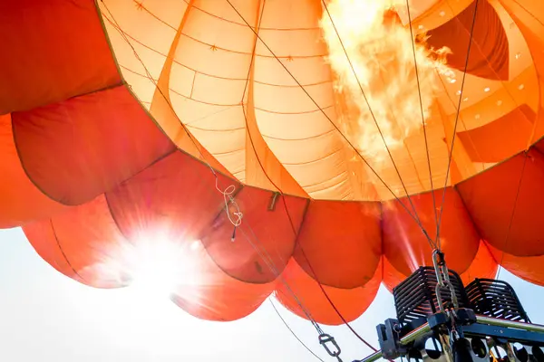 오렌지 에어볼 밑부분은 뜨거운 공기와 스모크 오프볼 가장자리에서 — 스톡 사진