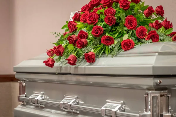 Rosas Topo Caixão Funerário — Fotografia de Stock