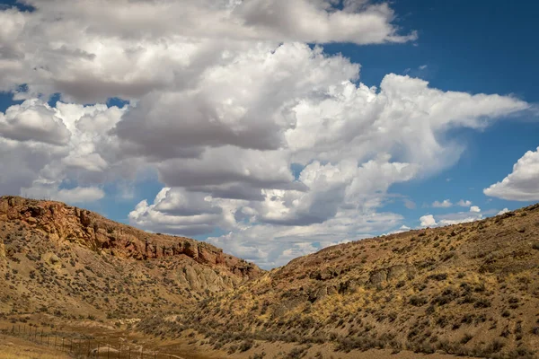 Bergige Wüste Mit Wolkenlosem Blauem Himmel — Stockfoto