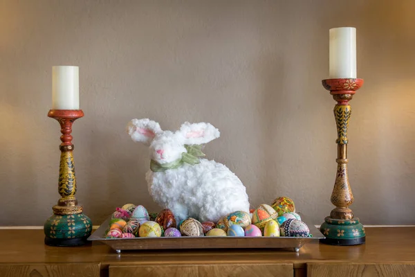 Conejo Pascua Felpa Con Huevos Velas —  Fotos de Stock