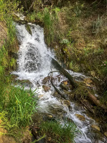 Ein Schöner Kleiner Bergwasserfall — Stockfoto