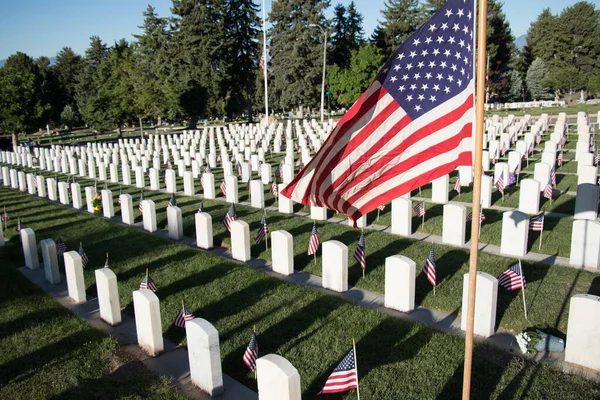 Lápidas Militares Decoradas Con Banderas Para Día Los Caídos — Foto de Stock