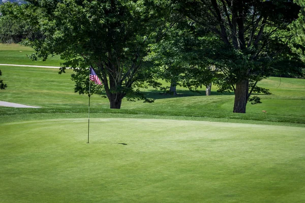 Golf sahasında Amerikan Bayrağı deliğiyle yeşil
