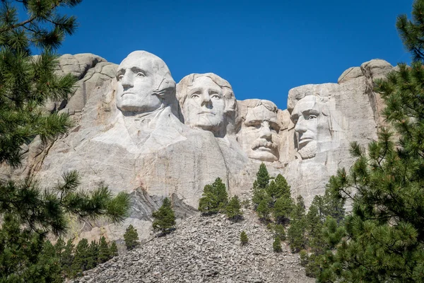 Başkanlar George Washington, Thomas Jefferson, Teddy Theodore Roosevelt ve Abraham Lincoln 'ün baskınları Güney Dakota' daki Rushmore Dağı 'nda Borglum' u oydular.