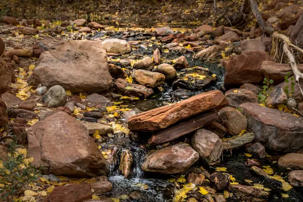 Fiume Cascata Massi Arenaria Con Foglie Autunnali Gialle — Foto Stock