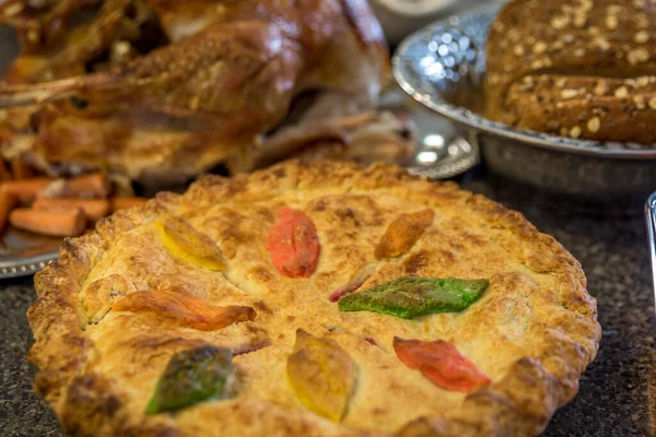 Apfelkuchen Dekoriert Mit Herbstblättern Tortenkruste Für Thanksgiving Dinner — Stockfoto