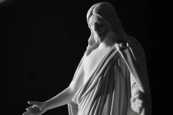 Estatua Primer Plano Cristo Con Iluminación Dramática Fondo Negro —  Fotos de Stock