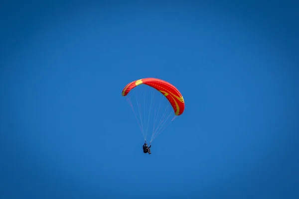 Parapente Con Ala Paracaídas Roja Amarilla Deslizándose Pacíficamente Por Cielo — Foto de Stock