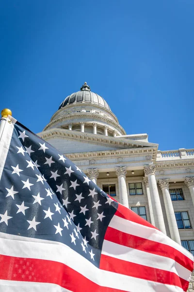 Una Bandera Americana Primer Plano Parcialmente Bloqueando Exterior Delantero Del —  Fotos de Stock