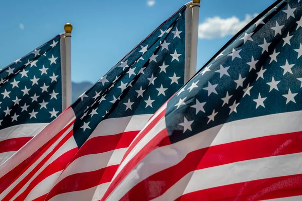 Egy Sor Amerikai Zászló Közeledik Szélben — Stock Fotó
