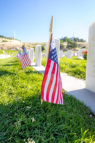 Vojenské Náhrobní Kameny Počest Vojáků Ozbrojených Sil Zdobené Americkými Vlajkami — Stock fotografie