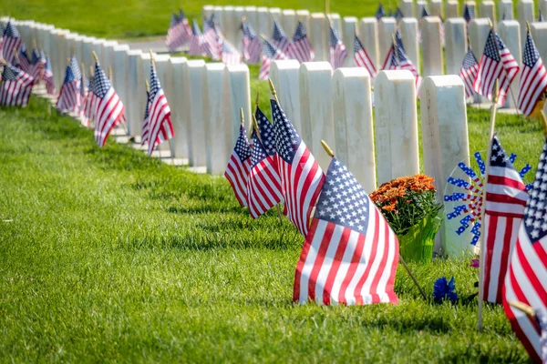 Katonai Sírkövek Tiszteletére Fegyveres Erők Katonái Díszített Amerikai Zászlók Memorial — Stock Fotó