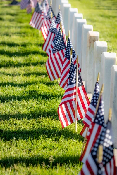 Katonai Sírkövek Tiszteletére Fegyveres Erők Katonái Díszített Amerikai Zászlók Memorial — Stock Fotó