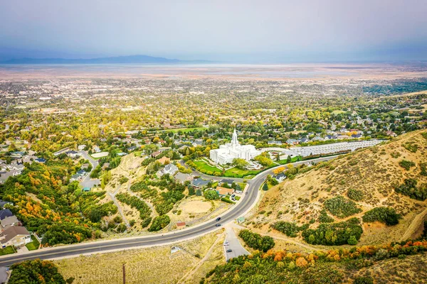İsa 'nın Kilisesi' nin havadan çekilmiş fotoğrafı. Son Zaman Azizleri Cömertliği, Utah Tapınağı ve çevresindeki vadi.