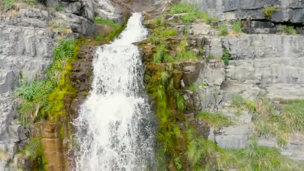 Беспилотник Летит Вниз Скалистой Скале Высоким Водопадом — стоковое видео