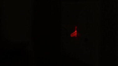 Duvarın lamba düğmesi açık.