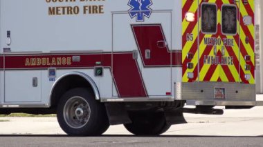 Ambulansın arka yarısı düşük açılı.