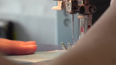 Dikiş Makinesinin İnsan Dikişi Gibi Kapat